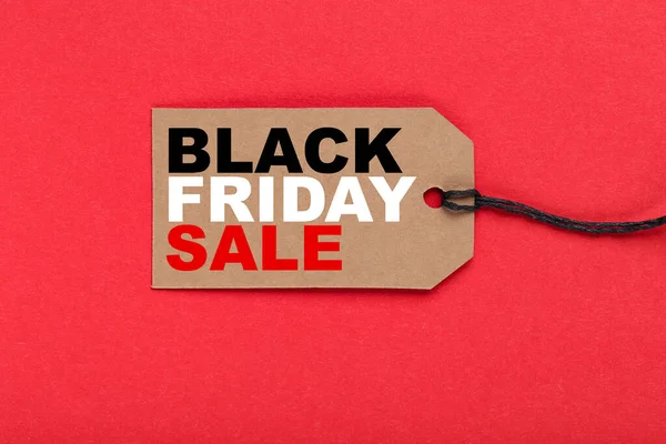 Wyprzedaż Tagi Tekstem Black Friday Wyprzedaż Czerwonym Tle — Zdjęcie stockowe