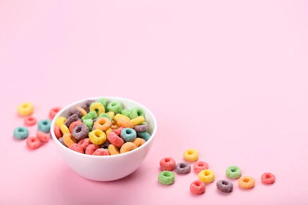 Anillos Maíz Coloridos Cuenco Sobre Fondo Rosa —  Fotos de Stock