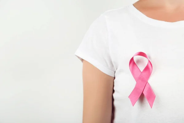 Kobieta Różową Wstążką Białej Koszulce Koncepcja Raka — Zdjęcie stockowe