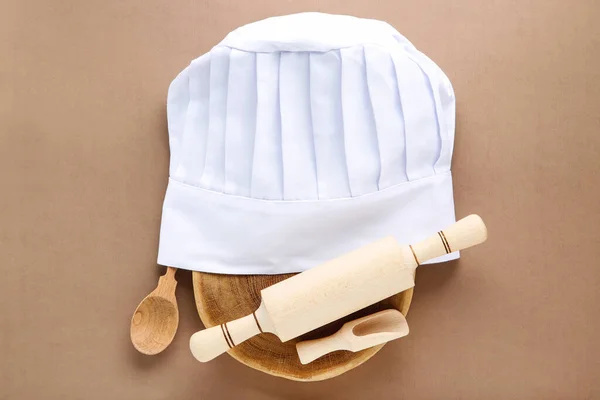 Cappello Cuoco Con Mattarello Legno Cucchiaio Misurino Tagliere Fondo Marrone — Foto Stock