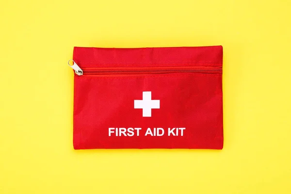 Kit Primeros Auxilios Sobre Fondo Amarillo — Foto de Stock