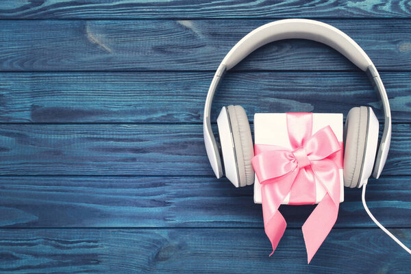 Наушники с подарочной коробкой на синем фоне