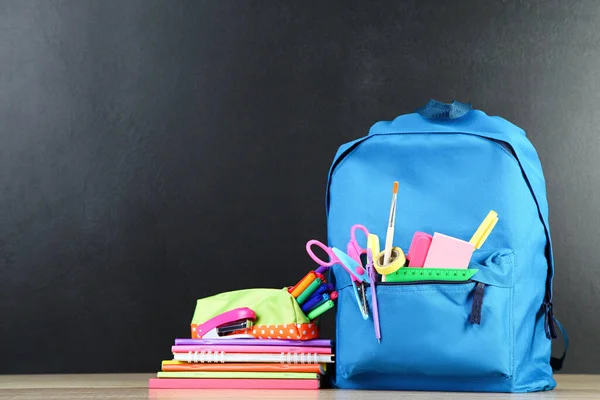 Mochila Con Útiles Escolares Sobre Fondo Negro —  Fotos de Stock