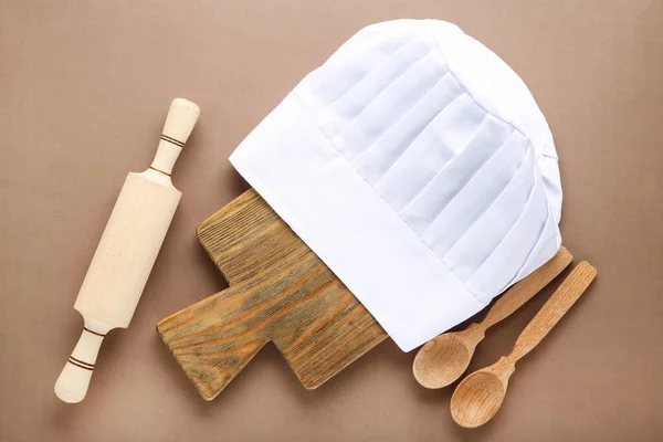 Cappello Cuoco Con Mattarello Legno Cucchiaio Tagliere Sfondo Marrone — Foto Stock