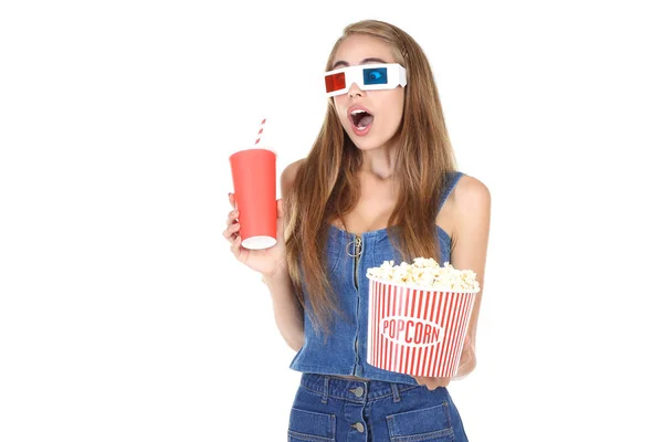 Junges Mädchen Mit Eimer Popcorn Und Pappbecher Auf Weißem Hintergrund — Stockfoto