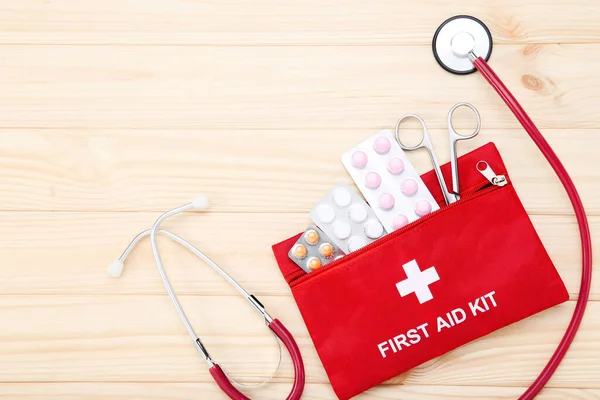 Kit Pronto Soccorso Con Forniture Mediche Tavolo Legno Marrone — Foto Stock