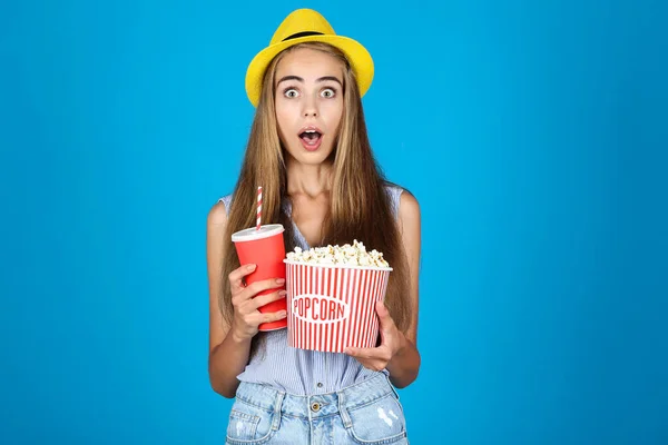 Fiatal Lány Vödör Popcorn Papír Csésze Kék Háttér — Stock Fotó