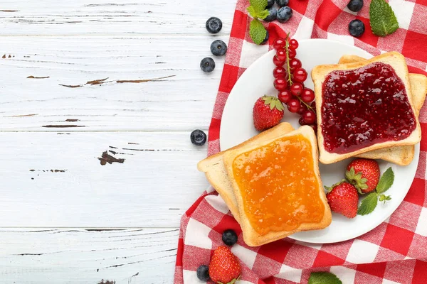 Torradas Com Geléia Com Bagas Frescas Mesa Madeira Branca — Fotografia de Stock