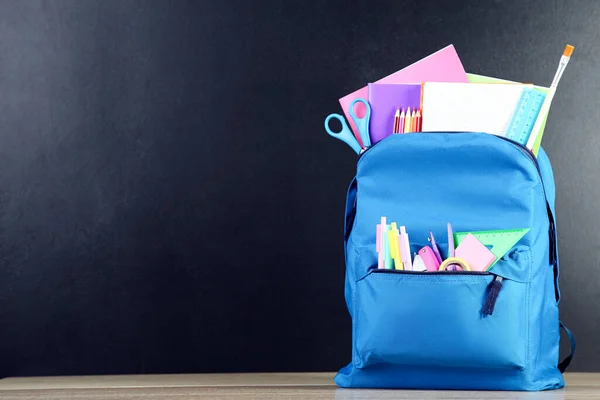 Mochila Con Útiles Escolares Sobre Fondo Negro —  Fotos de Stock