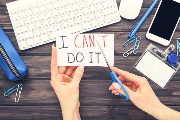 Manos Femeninas Usando Tijeras Para Cortar Palabra Puedo Hacerlo Teclado — Foto de Stock