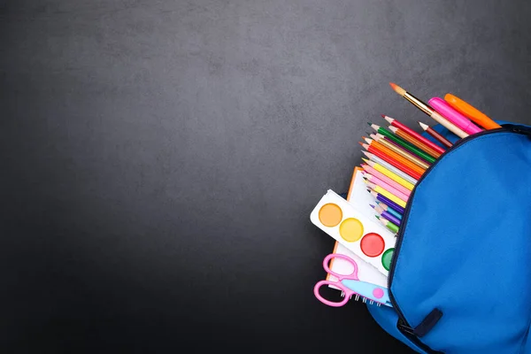 Mochila Con Útiles Escolares Sobre Fondo Negro —  Fotos de Stock