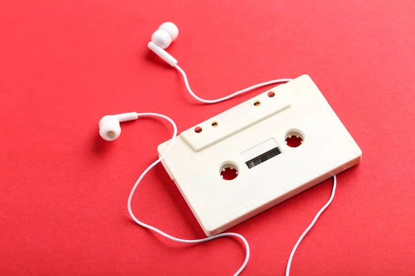 Fones Ouvido Fita Cassete Fundo Vermelho — Fotografia de Stock