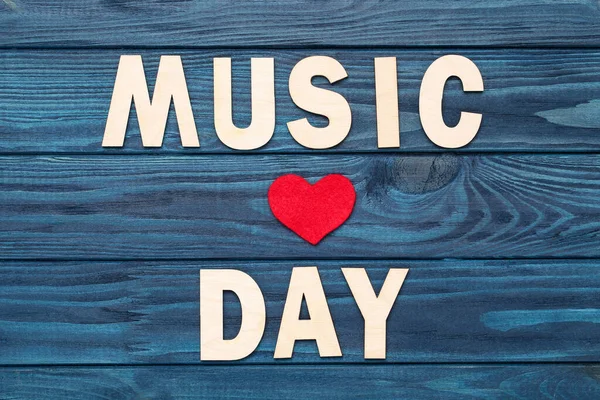 Napis Music Day Czerwone Serce Niebieskim Drewnianym Tle — Zdjęcie stockowe