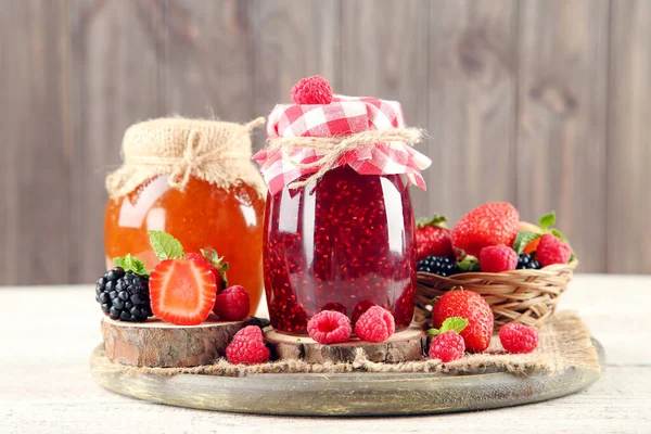 Marmelade Glas Mit Frischen Beeren Auf Hölzernem Hintergrund — Stockfoto