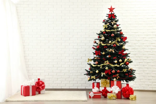 가까이 장식과 상자가 크리스마스 전나무 — 스톡 사진