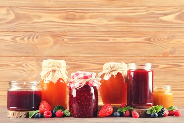 Süße Marmelade Glas Mit Reifen Beeren Auf Braunem Holztisch — Stockfoto