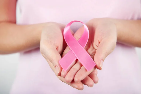 Conceito Cancro Mama Mãos Femininas Com Fita Rosa — Fotografia de Stock