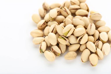 Beyaz arka planda lezzetli fıstıklar