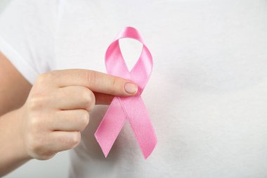 Göğüs kanseri konsepti. Pembe kurdeleli bir kadın.