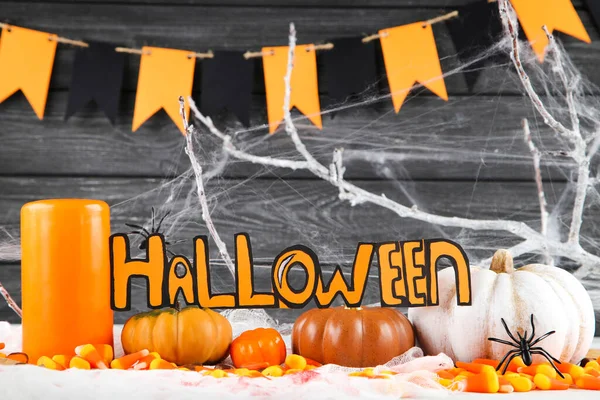 Parola Halloween Con Caramelle Zucche Bandiere Carta Sfondo Legno — Foto Stock