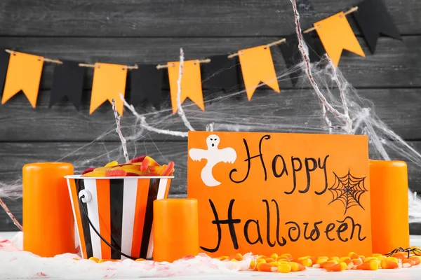 Texto Feliz Halloween Con Caramelos Cubo Velas Sobre Fondo Madera — Foto de Stock