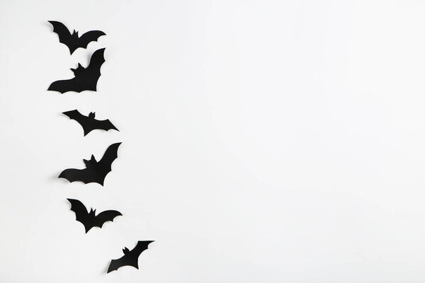 Хэллоуинские бумажные летучие мыши на сером фоне