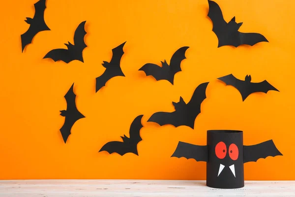 할로윈 박쥐와 주황색 배경의 — 스톡 사진