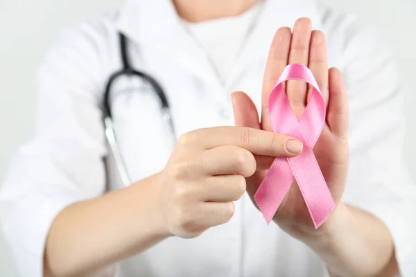 Concepto Cáncer Mama Mano Femenina Sosteniendo Cinta Rosa —  Fotos de Stock