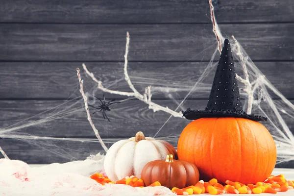 Zucche Halloween Caramelle Rami Albero Ragno Sfondo Legno — Foto Stock