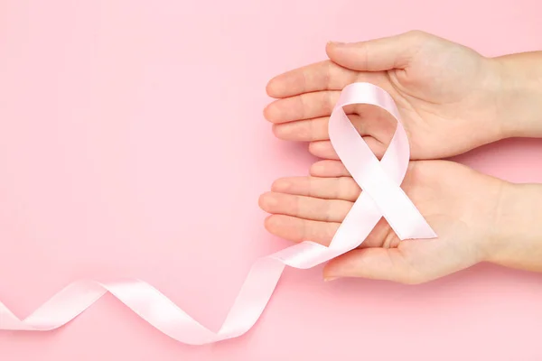 Conceito Cancro Mama Mãos Femininas Segurando Fita Rosa — Fotografia de Stock
