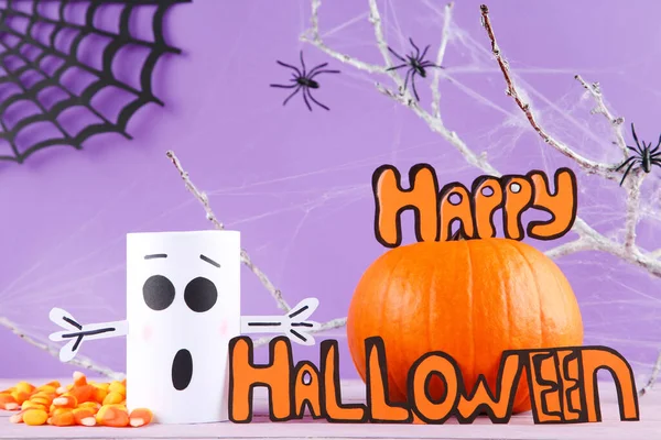 Tekst Happy Halloween Met Pompoen Snoepjes Papieren Spook Paarse Achtergrond — Stockfoto