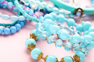 Pembe arka planda güzel mavi bilezikler