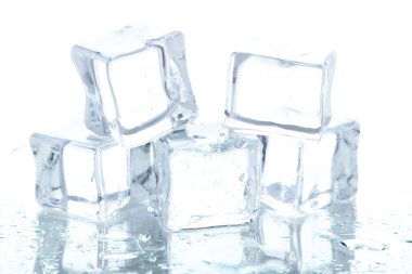 Beyaz zemin üzerinde su damlaları olan buz küpleri