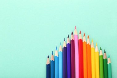 Naneli arkaplanda renkli kalemler