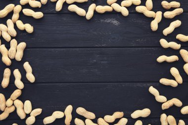Siyah ahşap masada kabuklu fıstıklar