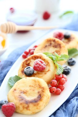 Böğürtlenli peynirli krep ve mavi kumaşta nane yaprağı.