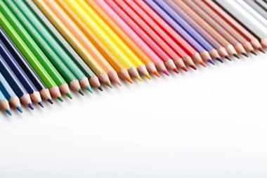 Beyaz arkaplanda renkli kalemler