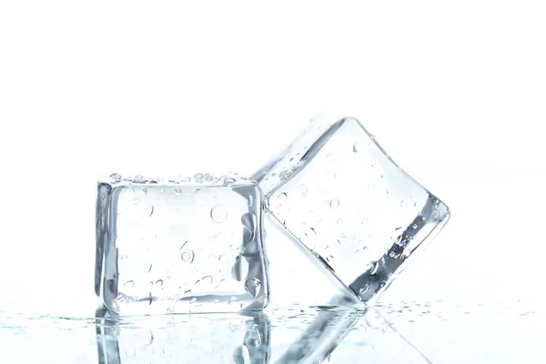 Cubos Gelo Com Gotas Água Fundo Branco — Fotografia de Stock