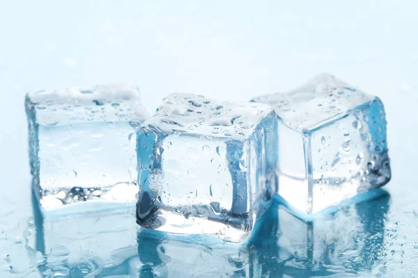 Кубики Льоду Краплями Води Синьому Фоні — стокове фото