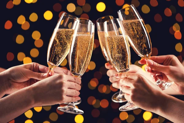 Vrouwelijke Handen Clink Glazen Champagne Wazig Licht Achtergrond — Stockfoto
