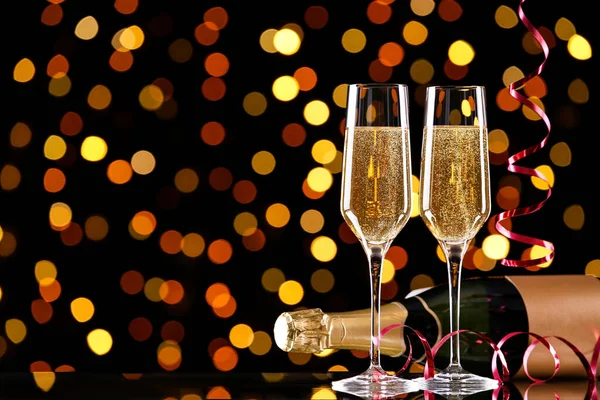 Bottiglia Bicchieri Champagne Con Nastri Sfondo Luci Sfocate — Foto Stock