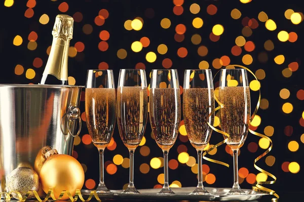 Bottiglia Bicchieri Champagne Con Bagattelle Sfondo Luci Sfocate — Foto Stock