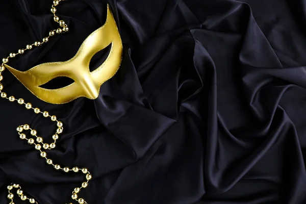 Karneval Maska Korálky Černém Pozadí Tkaniny — Stock fotografie