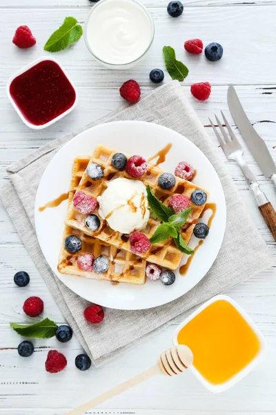 Waffles Saborosos Com Bagas Frescas Sorvete Fundo Madeira Branca — Fotografia de Stock
