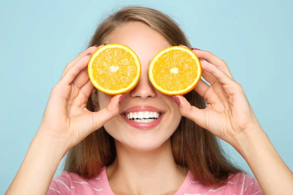 Mladá Dívka Čerstvým Pomerančovým Ovocem Modrém Pozadí — Stock fotografie