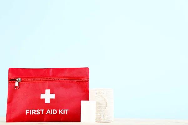 Kit Pronto Soccorso Con Bende Mediche Sfondo Menta — Foto Stock