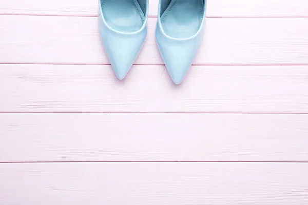 Sapatos Salto Alto Azul Mesa Madeira Rosa — Fotografia de Stock