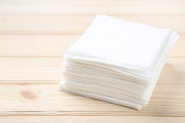 Kahverengi ahşap masada kağıt peçeteler.