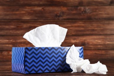 Kahverengi tahta masanın üzerindeki peçete kutusu.