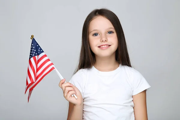 Jong Meisje Met Amerikaanse Vlag Grijze Achtergrond — Stockfoto